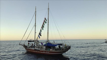 Despite Israeli blockade, flotilla rushes toward Gaza.