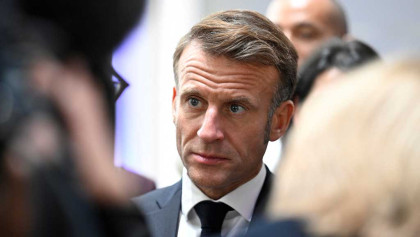 France's Macron pressed to end political 'mess'