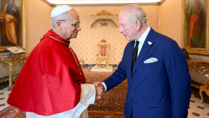 King Charles and the Pope pray together for the first time in history