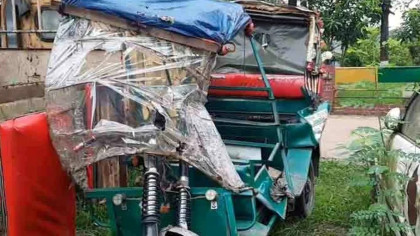 Bus and autorickshaw collide in Tangail, killing 2