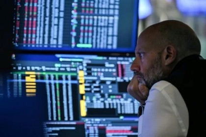 Stocks under pressure due to AI expenditure and the US govt shutdown