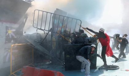 Clashes injure 120 at protest against Mexican president