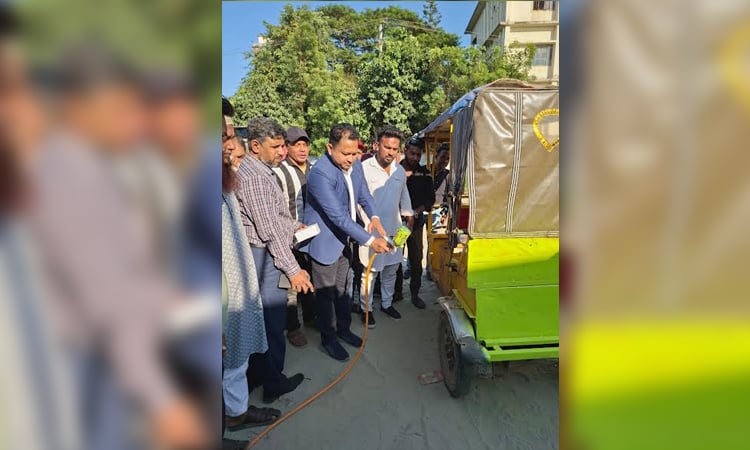Auto-rickshaws get QR codes and number plates in Munshiganj