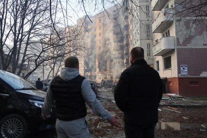 Russian strikes kill 10 as Zelensky tries to revive peace efforts