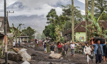 Hundreds of Indonesians seek refuge after volcano erupts
