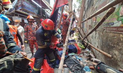 Earthquake injures one person and kills three pedestrians in city  