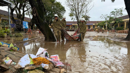 Thailand floods kill 13, trapped people and flood roadways