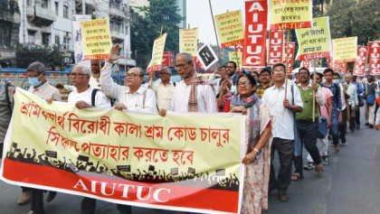 Thousands of trade union workers protest India's new labour legislation