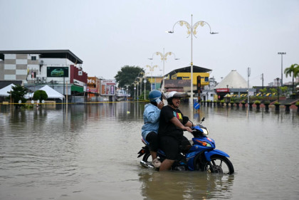 Thailand-Malaysia floods kill 30 and displace thousands  