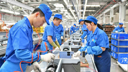 China's industry activity prolongs months-long slump