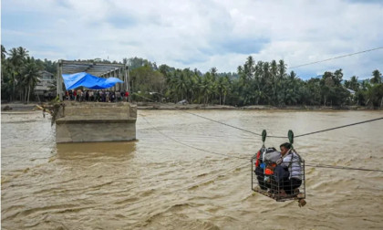Frustration in Indonesia as flood victims wait for help