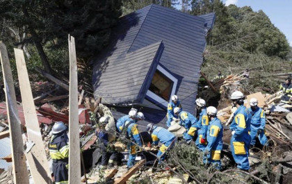 Major Japan quake injures 30, damages roads