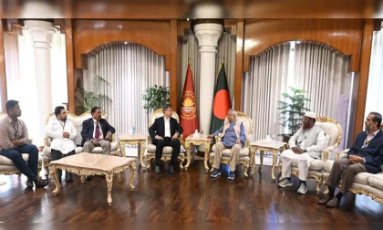 CA holds talks with BNP, Jamat and NCP after shooting on Hadi