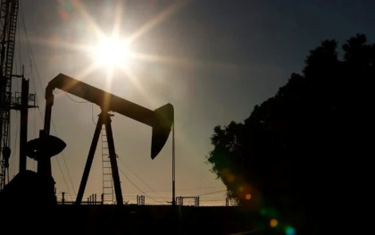 Stocks mostly retreat on US jobs, oil drops on Ukraine hopes