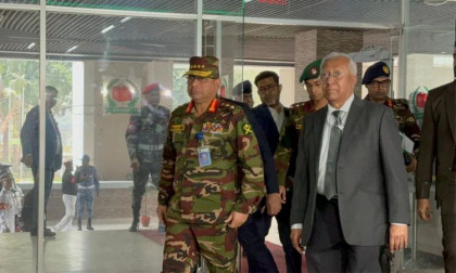 Chiefs of three services meet EC