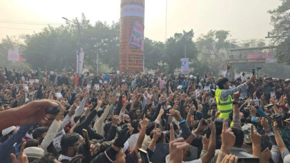 Inqilab Mancha blocks Shahbagh demanding justice for Hadi's killing