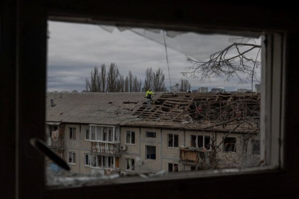 Russia bombards Kyiv before Zelensky's US visit