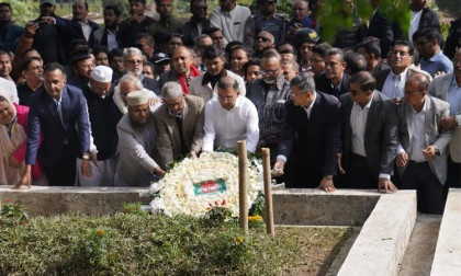 Tarique Rahman offers prayers at Shaheed Osman Hadi’s grave