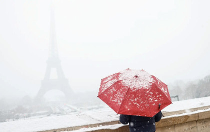 Snow forces 140 Paris flight cancellations
