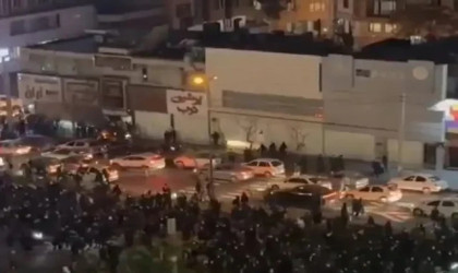 Iranians mass on Tehran avenue in major anti-govt protest: images verified by AFP