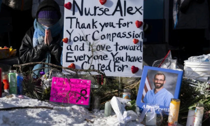 Minneapolis locals pay respects to man killed by US agents