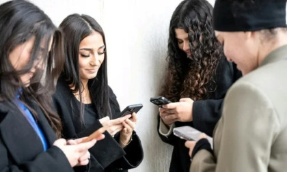 French lawmakers approve bill to bar under-15s from social media