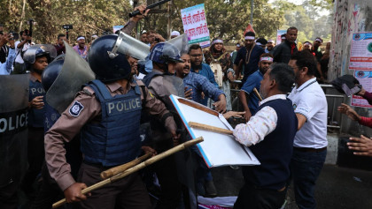 Govt employees march on Jamuna, demand pay scale gazette before day ends