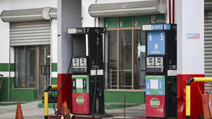 Cuba cuts workweek, restricts fuel to tackle energy crisis