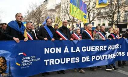 Support for Ukraine draws crowds in Paris