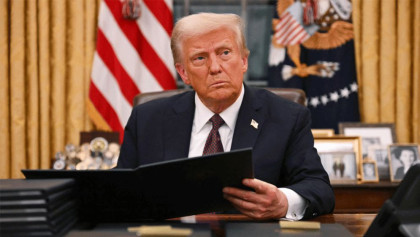 Trump urges Iranians to oust govt amid military strikes