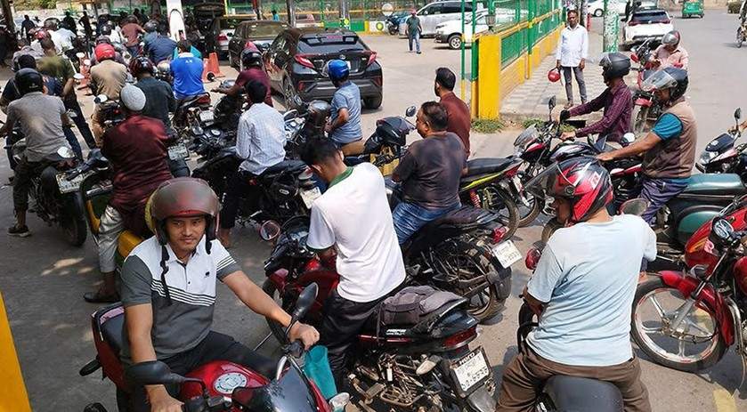 Fuel shortage sparks long queues at BD petrol pumps 