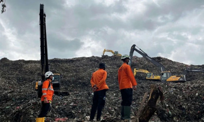 Deadly landfill collapse halts search in Indonesia