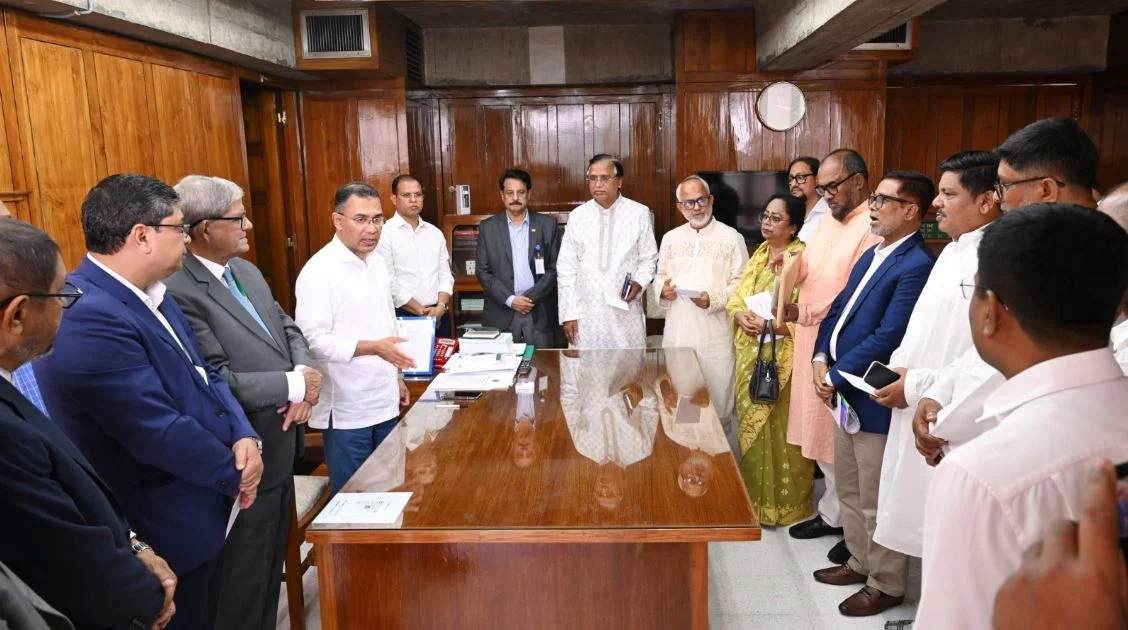 PM Tarique distributes Eid gift to city corporation sanitation workers