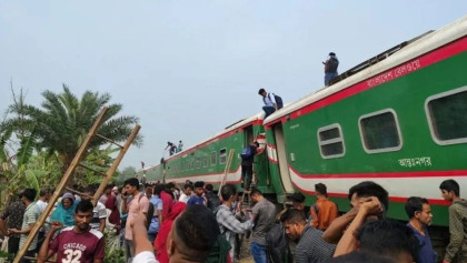 Train derails near Bogura, northern rail services halted