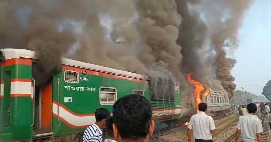 Fire erupts on Chattala Express in Sitakunda, several coaches damaged
