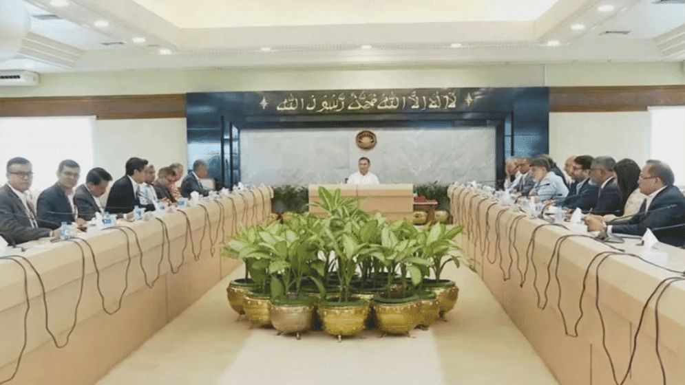 PM holds talks with top industrialists on investment challenges