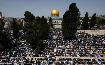 100,000 worshippers attend prayers as Jerusalem holy sites reopen