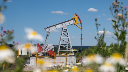 Geopolitical tensions drive weekly surge in oil prices despite Friday drop