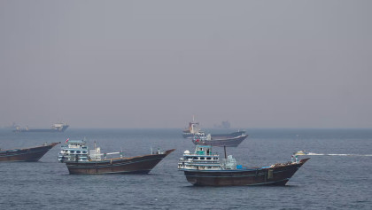 Iran warns US forces of attack if they enter Hormuz