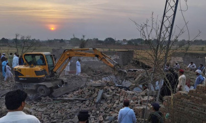 
Car bombing at northwest pakistan checkpoint causes 12 dead
