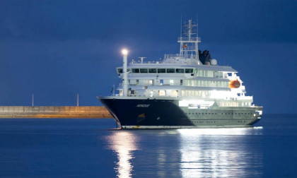 Cruise ship carrying hantavirus patients reaches Canary Islands