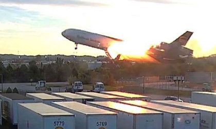 MD-11 plane backs in US sky following fatal crash clearance