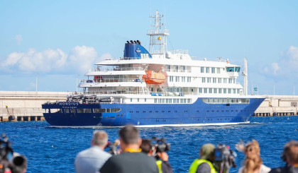 Hantavirus outbreak cruise ship reaches Dutch port