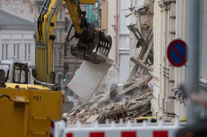 Germany building collapses, authority recovers body 