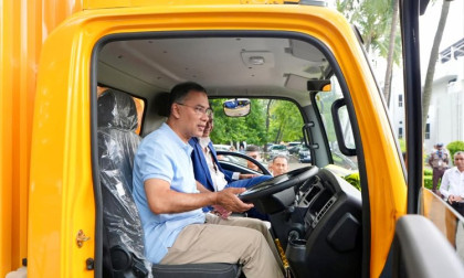 PM inspects electric vehicles built with local technology