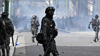Bolivian Police in confrontation with Road-Blocking Protesters