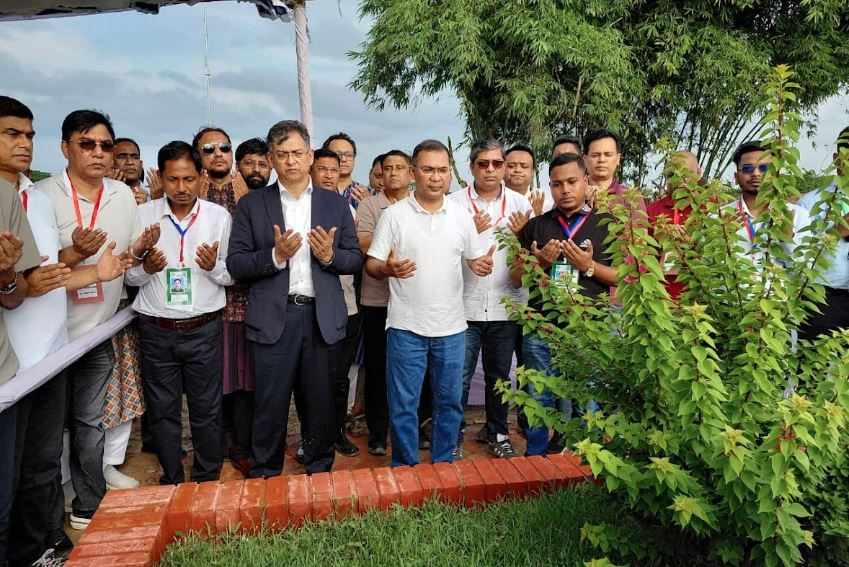 PM offers ziarat at grave of July martyr Wasim Akram in Cox’s Bazar