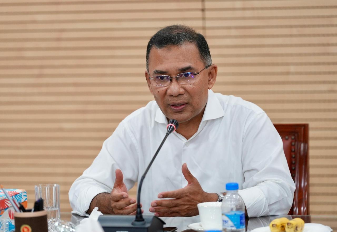 PM urges media to report facts, avoid flattering government
