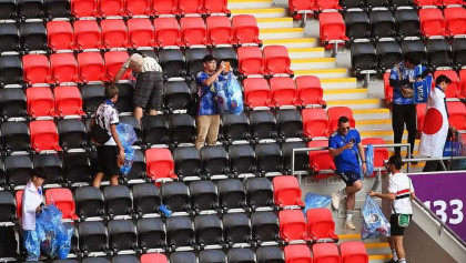 Japan fans leave stadium spotless after World Cup opener