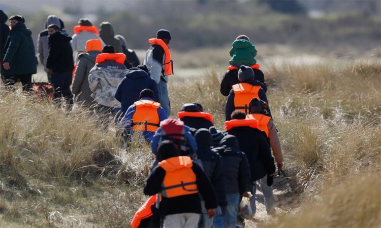 EU lawmakers back tougher migrant detention, deportation rules